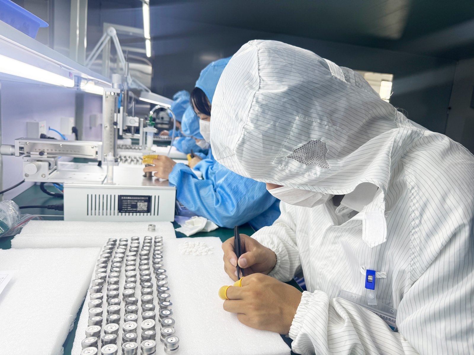 Cleanroom sensor assembly